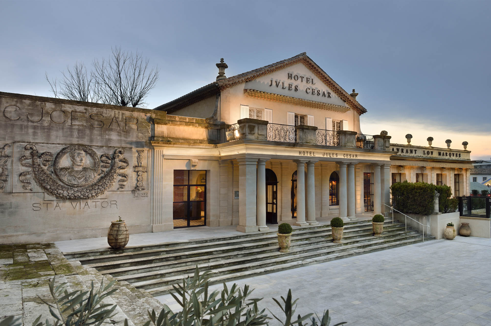 Découvrez l’Hôtel Jules César, hôtel de caractère signé Christian Lacroix, lors d’un séjour ensoleillé au cœur d’Arles !