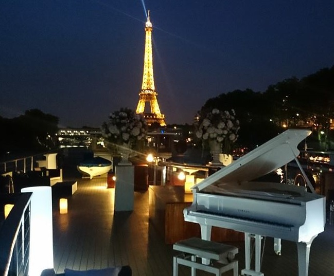 Paris Yacht Marina : Yachts et Salon en bord de Seine. Élégance et raffinement.